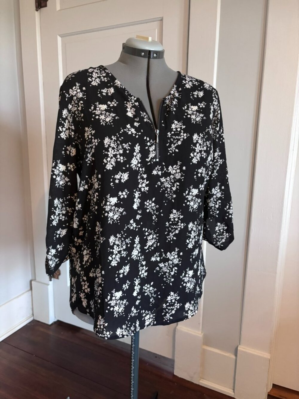 Maurice Black & White Floral Blouse Zipper Vneck 3/4 sleeve, size Large